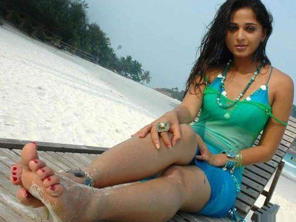 Anushka Shetty Hot And Sexy Wet Wallpapers And Bikini Images In Hd