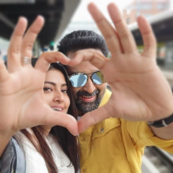 Actor <a class='inner-topic-link' href='/search/topic?searchType=search&searchTerm=PRASANNA' target='_blank' title='click here to read more about PRASANNA'>prasanna </a>and Actress Sneha during their vacation