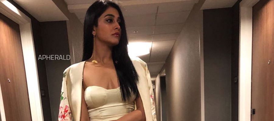 Regina Cassandra reveals her cleavage and makes us sweat - Photos Inside
