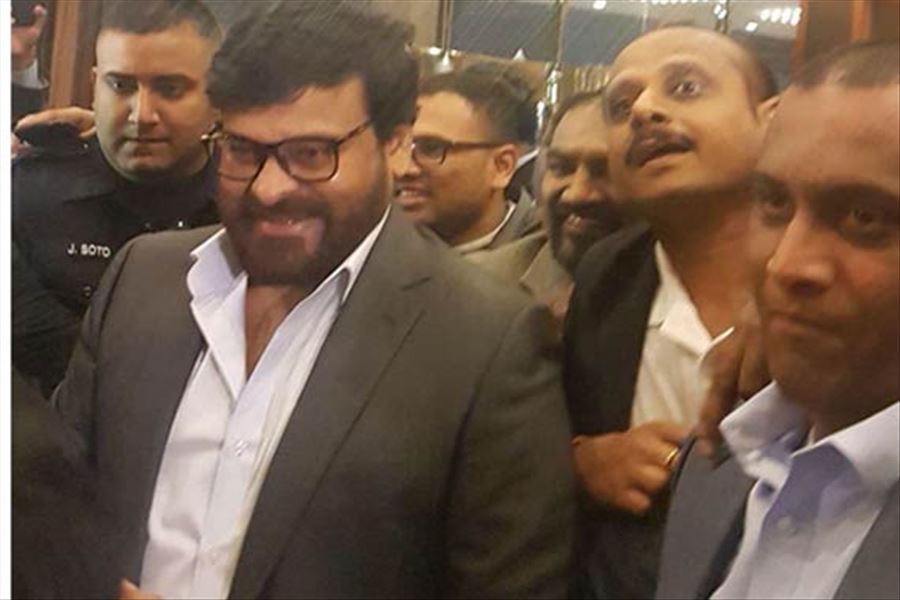 CHIRANGEEVI WITH NRI PEOPLE AT AMERICA LATEST PHOTOS à°à±à°¸à° à°à°¿à°¤à±à°° à°«à°²à°¿à°¤à°