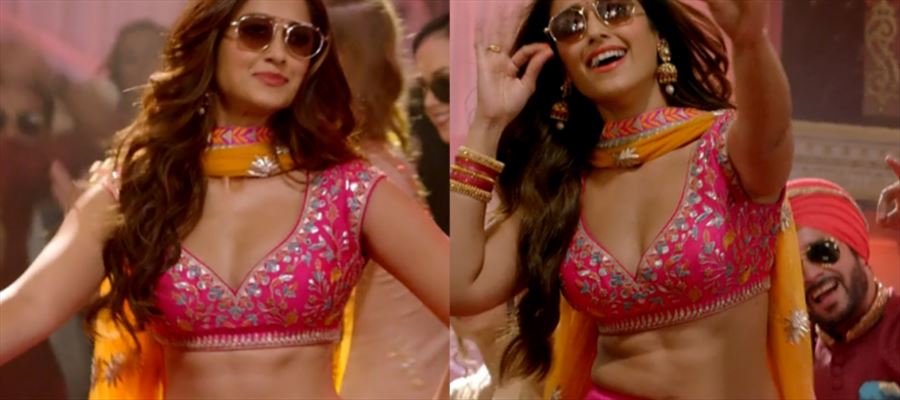 When Ileana shows her Sexy cleavage and Temtping Fleshy Waist in Traditional Dress - 6 Photos Inside
