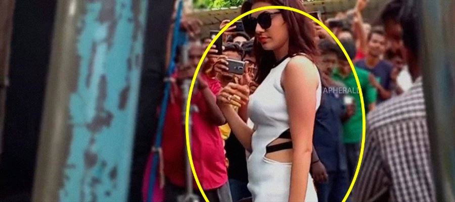 A Huge Crowd goes GaGa on seeing Kajal Aggarwal in a Sexy Costume in Public